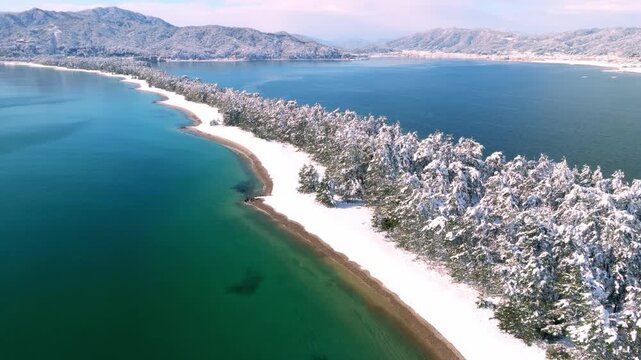 雪景色の天橋立 4Kドローン空撮 日本三景 松並木と青い海のコントラスト