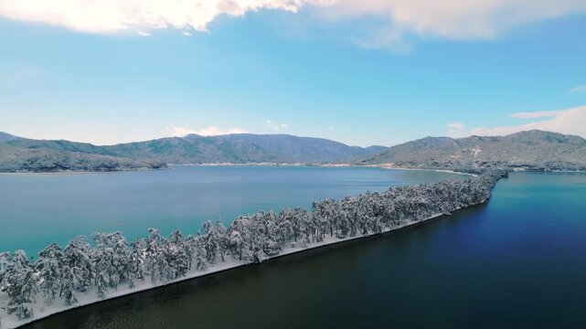 雪景色の天橋立 4Kドローン空撮 日本三景 松並木と青い海のコントラスト