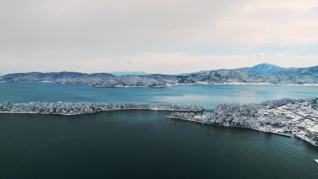 雪景色の天橋立 4Kドローン空撮 日本三景 松並木と青い海のコントラスト