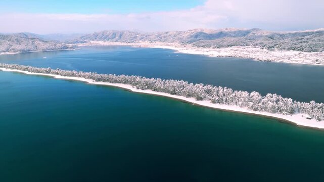 雪景色の天橋立 4Kドローン空撮 日本三景 松並木と青い海のコントラスト