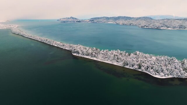 雪景色の天橋立 4Kドローン空撮 日本三景 松並木と青い海のコントラスト