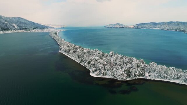 雪景色の天橋立 4Kドローン空撮 日本三景 松並木と青い海のコントラスト