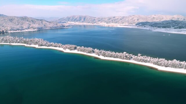 雪景色の天橋立 4Kドローン空撮 日本三景 松並木と青い海のコントラスト