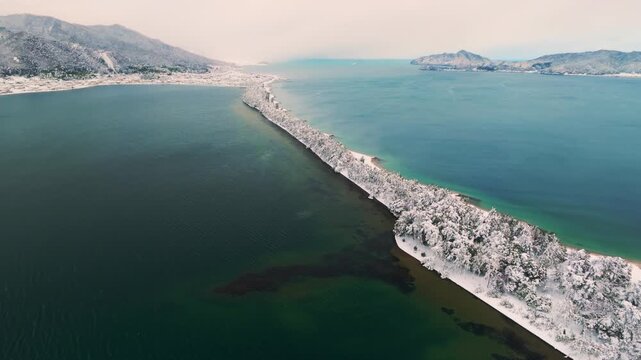 雪景色の天橋立 4Kドローン空撮 日本三景 松並木と青い海のコントラスト