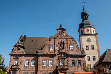 Fototapeta premium Historisches Rathaus mit Kirchturm in Ettlingen, Baden-Württemberg, Deutschland