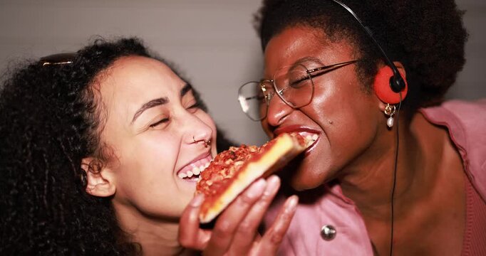 Hungry african american girls eating pizza outdoor in the streets after party concert - Food, people lifestyle and nightlife concept