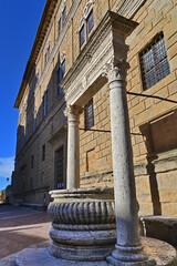 Naklejka premium Pienza, il pozzo dei cani, in Piazza Pio II, Val d'Orcia, Toscana