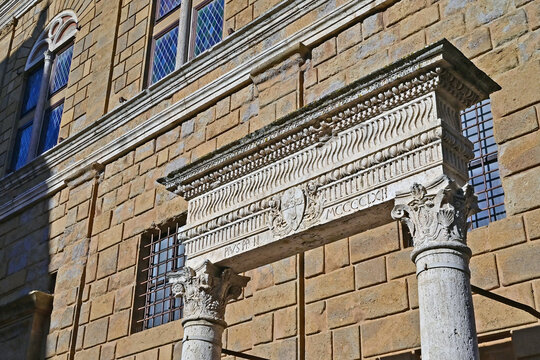 Pienza, il pozzo dei cani, in Piazza Pio II, Val d'Orcia, Toscana