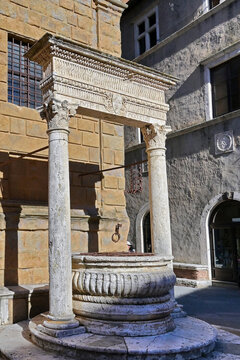 Pienza, il pozzo dei cani, in Piazza Pio II, Val d'Orcia, Toscana