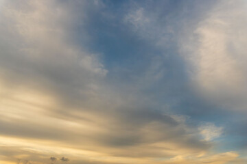 Fototapeta premium 5月の雲が多い夕暮れ時の空01