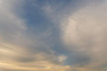 Fototapeta premium 5月の雲が多い夕暮れ時の空03