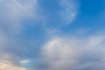 Fototapeta premium 5月の雲が多い夕暮れ時の空07