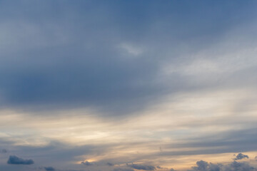 Fototapeta premium 5月の雲が多い夕暮れ時の空20