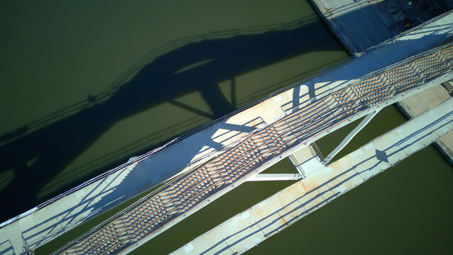 budowa nowej kładki pieszo-rowerowej na Wiśle w Krakowie, kt&oacute;ra połączy dzielnice Kazimierz i Podg&oacute;rze, Małopolska, Polska, Europa