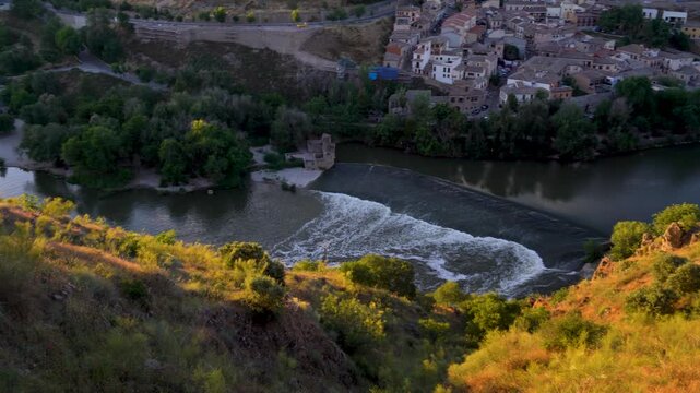 Detalle del r&iacute;o Tajo a su paso por Toledo, Castilla la Mancha, Espa&ntilde;a. Mayo de 2026.