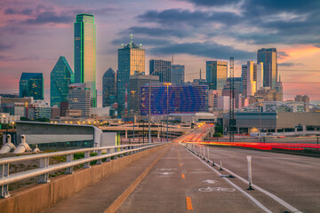 Obraz premium Dallas, Texas, USA. Cityscape image of downtown Dallas, Texas with freeway and bike trail leading in to the city at beautiful sunrise.