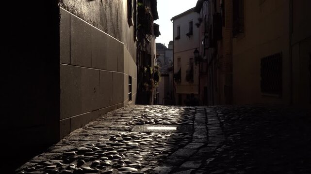 Detalle de una calle estrecha y empedrada de Toledo, Castilla la Mancha, Espa&ntilde;a. Mayo de 2026.