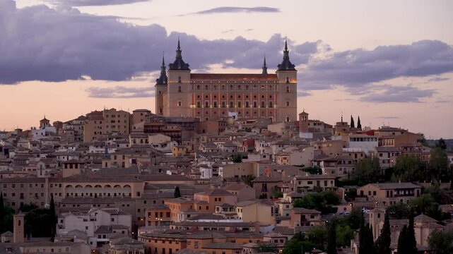 Vista panor&aacute;mica de la ciudad de Toledo al anochecer. Castilla la Mancha, Espa&ntilde;a, mayo de 2026.