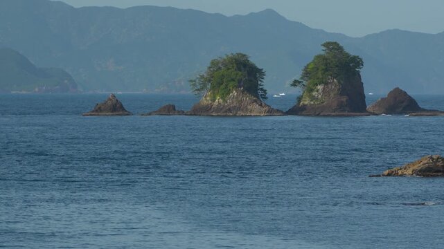 小さい島と岩礁