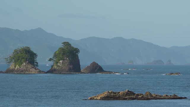 小さい島と岩礁