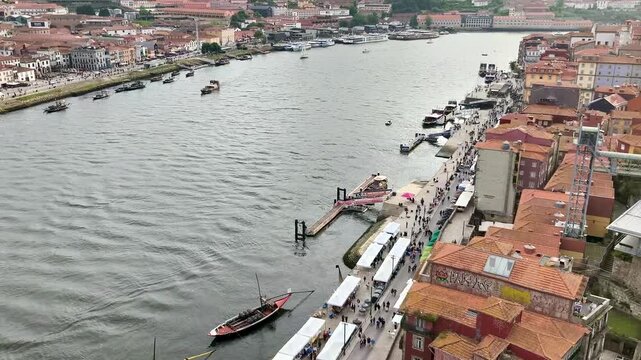 Vistas del rio Duero en su paso por Oporto. Vista de barcos tur&iacute;sticos y su paseo mar&iacute;timo con mercadillo rural