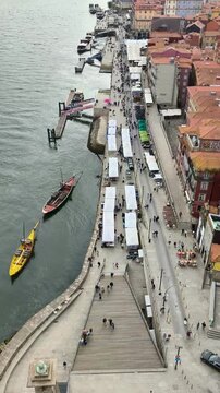 Barcos tur&iacute;sticos en rio duero al paso por ciudad de Oporto 