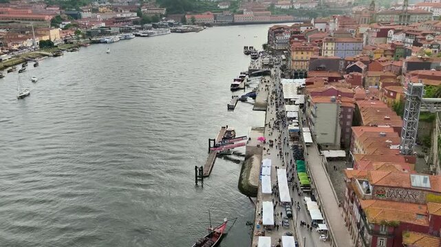 Vista a&eacute;rea del puerto de embarque en el r&iacute;o Duero en Oporto con barcos tur&iacute;sticos y panor&aacute;mica de la ciudad
