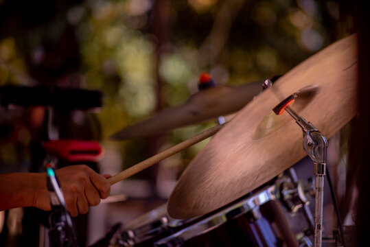 baterista tocando raid