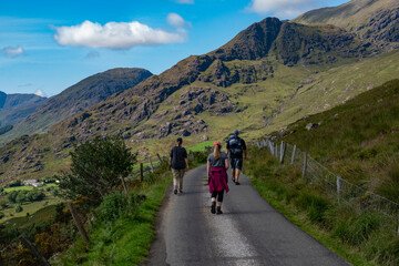 Fototapeta premium family hiking in the mountains in Dunloe Gap Ireland