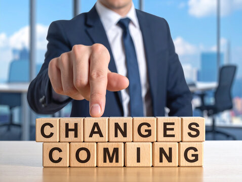 Changes coming - Geschäftsmann zeigt auf den Text "Changes coming"