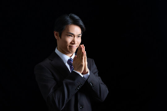 真面目に手を合わせる若い男性