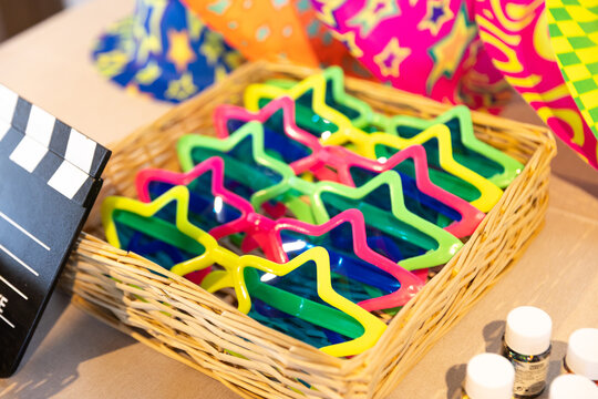 cotill&oacute;n, accesorios, decoraci&oacute;n, gafas, lentes, estrellas, fiesta, baile, c&oacute;mico, celebraciones, regalo, cesta, decoraciones