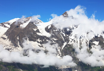 Naklejka premium Awesome alpine highlands in sunny day. Scenic image of fairy tale Landscape with Majestic Rock Mountain on background. Austria Alps