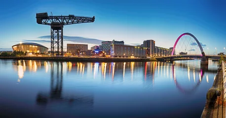 Fototapete Skyline Scotland - Glasgow panorama skyline with Clyde Arc over The River Clyde  © TTstudio