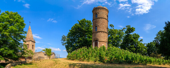 Montmerle-sur-Saone - Tour des Minimes & vignes © JM Saillard