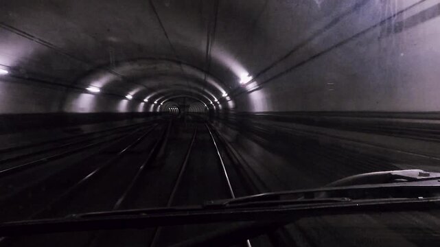 U-Bahn POV durch Tunnel mit Wechsel zwischen ein- und zweigleisiger Strecke