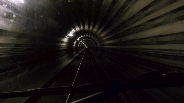 Schnelle U-Bahn Fahrt durch schmalen Tunnel aus Fahrerperspektive
