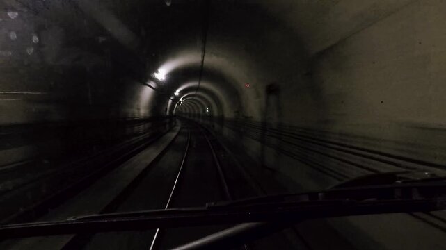 U-Bahn beschleunigt im Tunnel mit Signal aus Fahrerperspektive