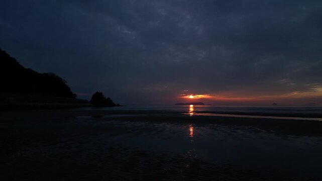 父母ヶ浜の夕暮れリフレクション ドローン空撮 香川・三豊市の絶景Drone aerial view of a stunning sunset reflection at Chichibugahama Beach in Mitoyo, Kagawa, Japan. The calm tidal flats create a mirror-like surface reflecting the col