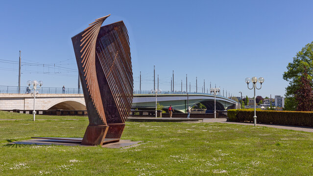 Stahlskulptur Ikarus vor der Bonner Oper, im Hintergrund die Kennedy Br&uuml;cke, 01.05.2026 Bonn, Deutschland
