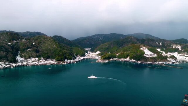 雪景色の伊根の舟屋 4Kドローン空撮 伝統的建造物群保存地区と伊根湾 冬の絶景