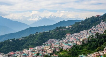 Obraz premium Colorful Hill Town in Himalayan Valley with Mountain Backdrop