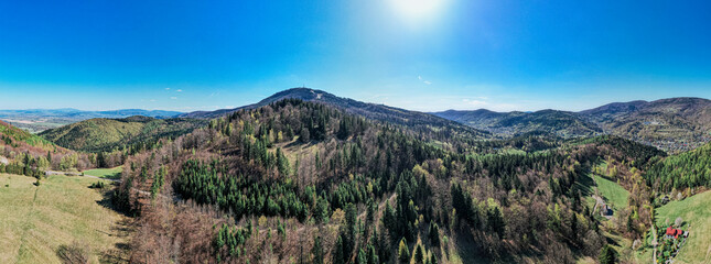 Góry, Beskid Śląski na Śląsku w Polsce, panorama z lotu ptaka wiosną w okolicy Szczyrku. © Franciszek