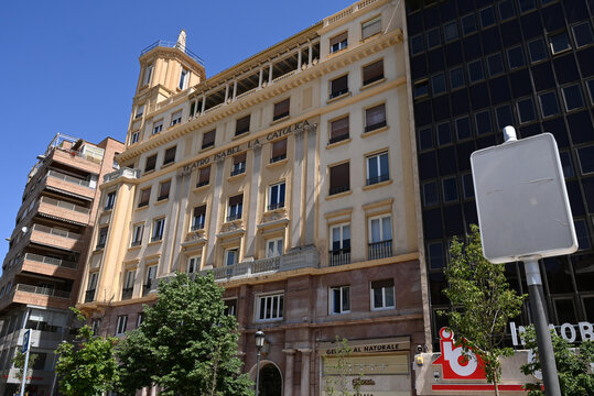 Grenade, Espagne, 27 avril 2026 : Vue ext&eacute;rieure du th&eacute;&acirc;tre Isabelle la Catholique de la ville de Grenade
