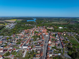 Obraz premium Luftaufnahme von Wusterhausen an der Dosse in Brandenburg mit Seenschaft und Altstadt