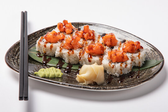Roll di riso con salmone glassato, wasabi e zenzero