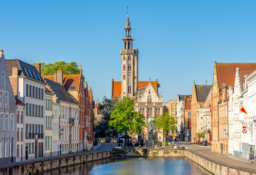 Spiegelrei canal with Poortersloge (Burghers&rsquo; Lodge) house on Jan van Eyck square, Brugge, Belgium