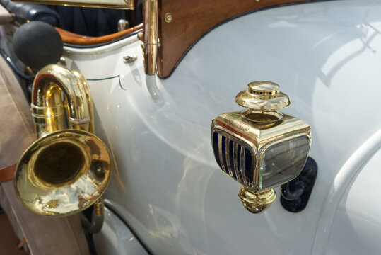 Bleriot-Phi brass lamp on a Delage Type-R car