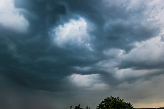 Faszinierende Wolkengebilde eines aufziehenden Gewitters