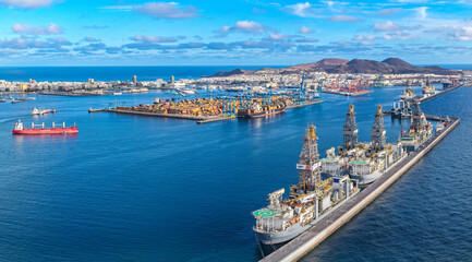 Obraz premium Aerial flyover abovef Port of Las Palmas; Oil Refinery, Drillships, and Global Maritime Logistics in the Canary Islands